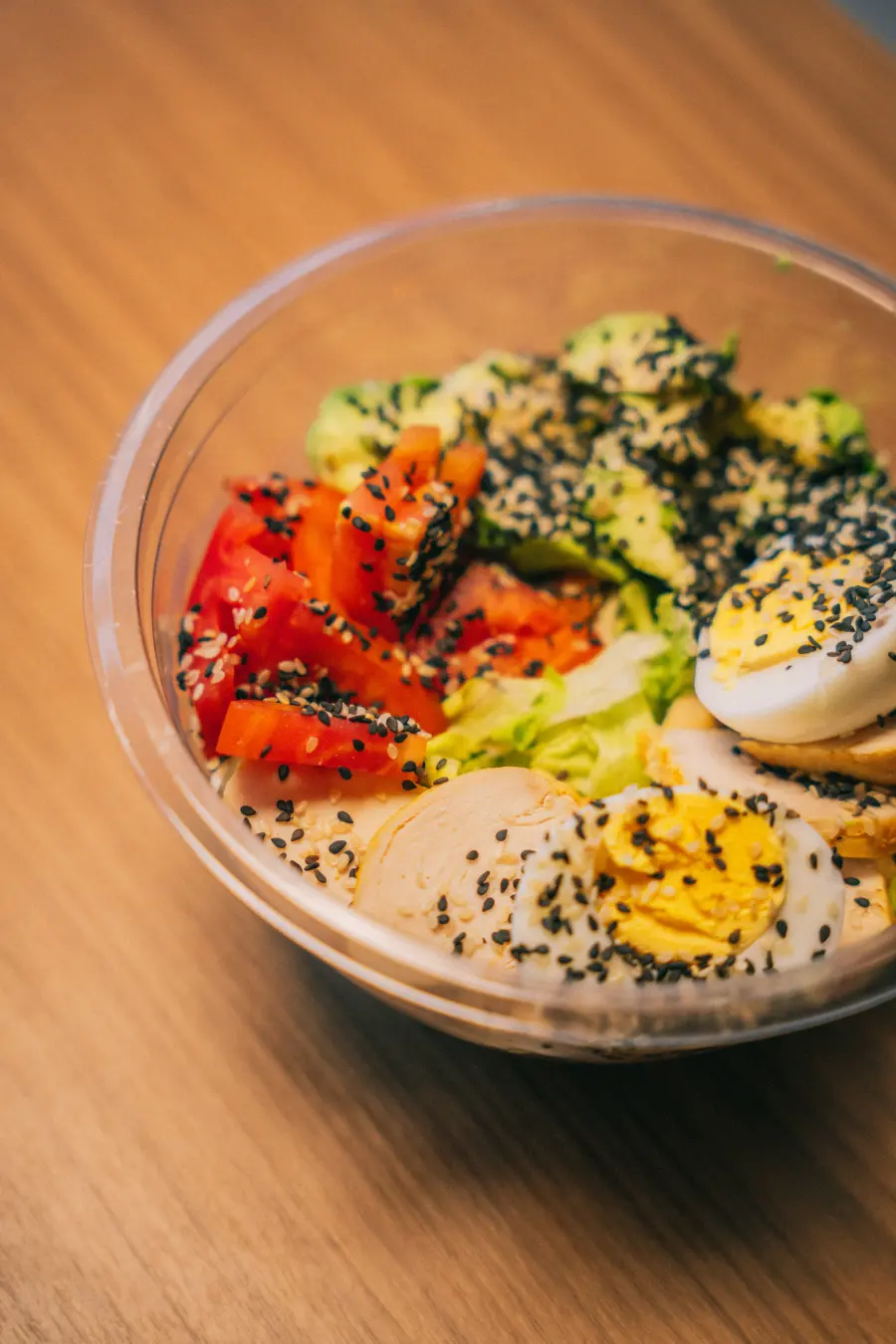 Bowl saludable con huevo y garbanzos
