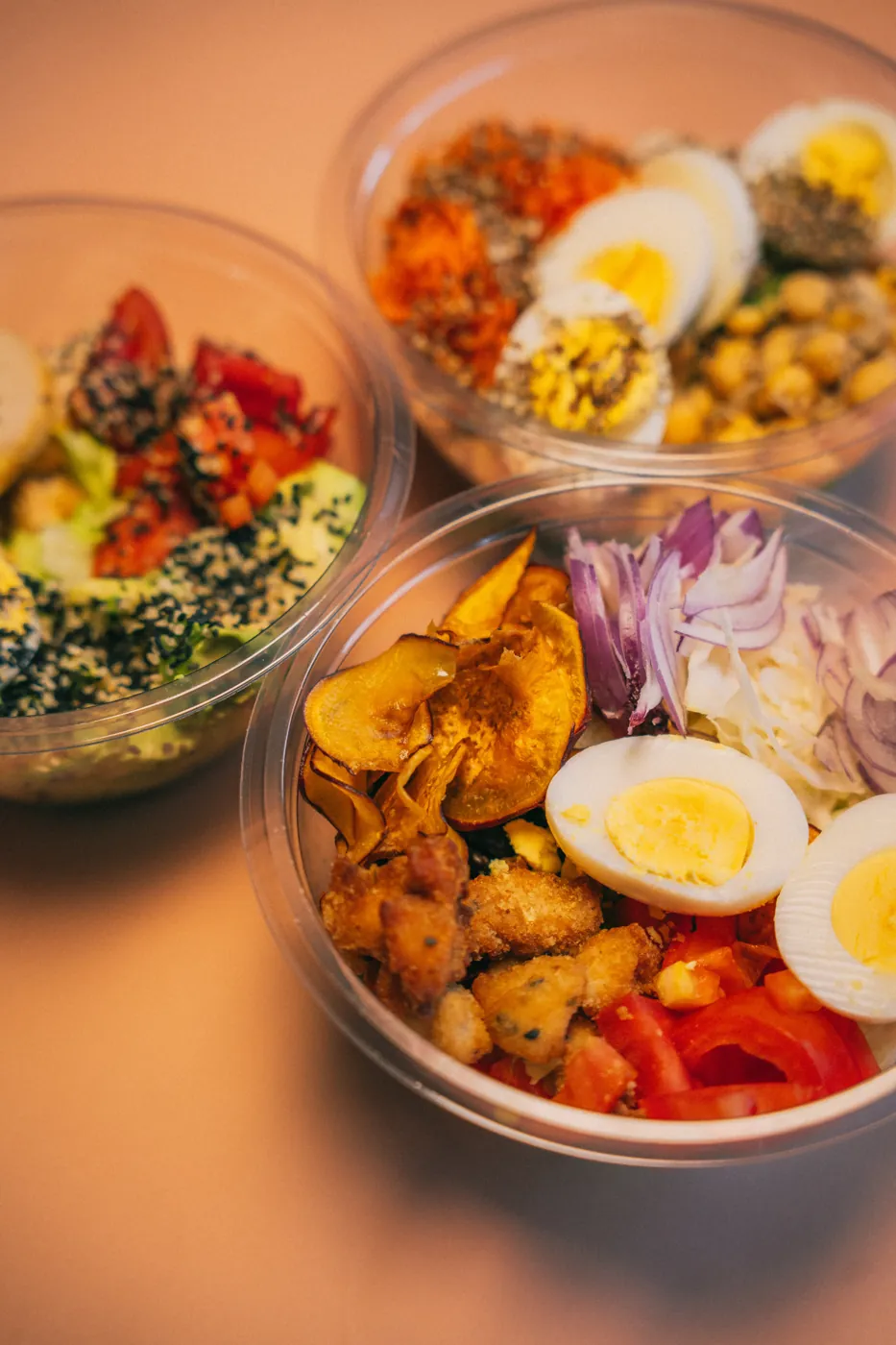 Bowls de ensalada listos para entregar